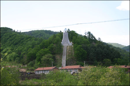 멀리서 본 청산리 마을의 ‘청산리항일대첩기념비’ 